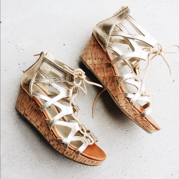 Steve Madden Shoes - ✨Steve Madden Gold Sandals✨